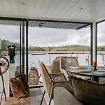 Houseboat & Sauna Lux Botel *