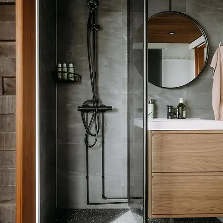 Houseboat & Sauna Lux 船屋