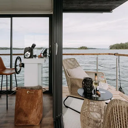 Houseboat & Sauna Lux *
