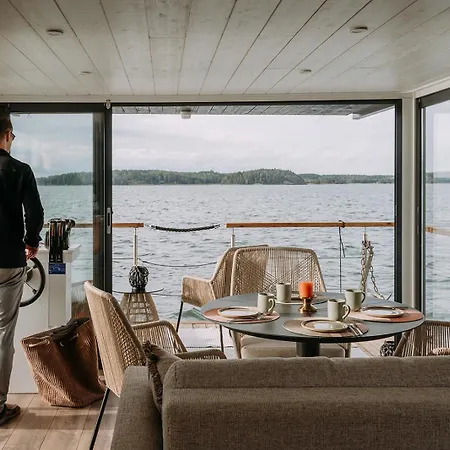 船屋 Houseboat & Sauna Lux *