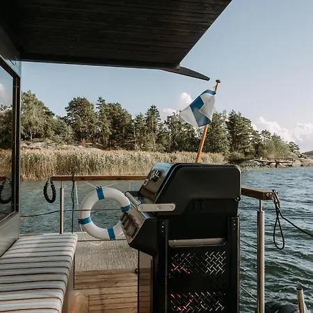 Houseboat & Sauna Lux 船屋 纳坦利