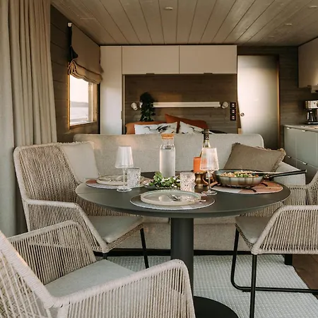 Houseboat & Sauna Lux 船屋