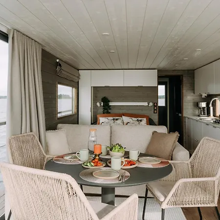 Houseboat & Sauna Lux * 纳坦利