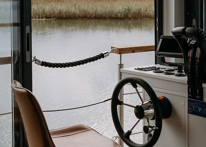 Houseboat & Sauna Lux *